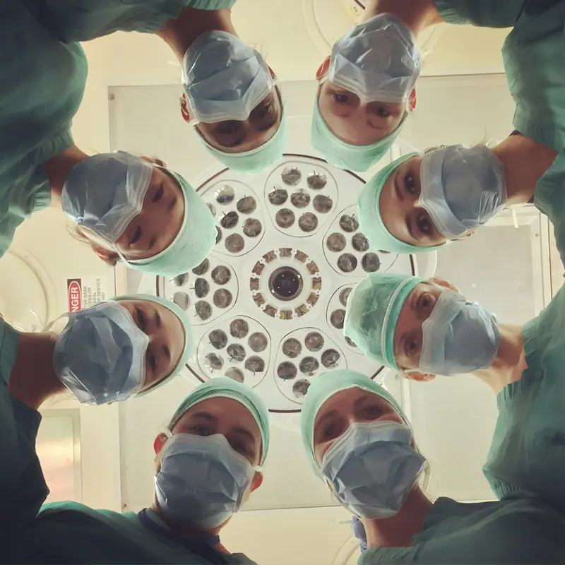 Equipe cirúrgica em bloco operatório de cirurgia oncoplástica